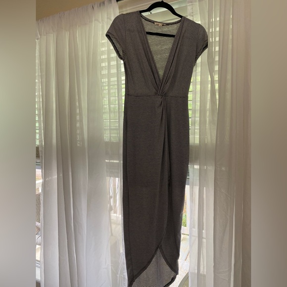 Chic Black and white striped dress. - Picture 3 of 4